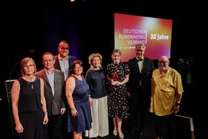  Anlage: Foto: Preisverleihung mit (v.l.): Martina Büscher, Manfred Hiller (Fundraising Alexianer), PD Dr. Otfried Debus (Chefarzt Kinder- und Jugendklinik Clemenshospital), Martina Lewin (Case Managerin Kinder- und Jugendklinik Clemenshospital), Dr. Martina Klein, Sabrina Schulz (Fundraising Alexianer), Martin Georgi und Tom Martens (Deutscher Fundraising Verband.