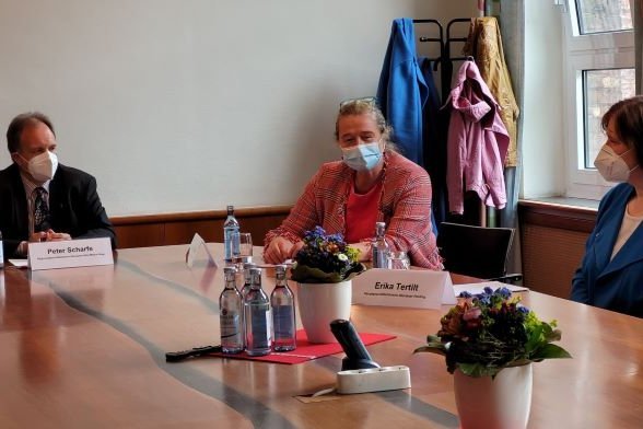 Die Klinikverterter antworten am Tisch auf die Fragen der Medienvertreter