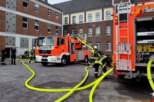 Feuerwehrübung auf dem Gelände der Alexianer Köln