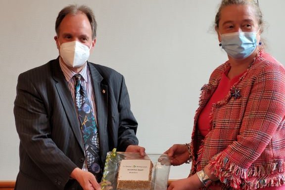 Peter Scharfe überreicht Dr. Ursula Becker eine kleine Torte aus der hauseignenen Klosterkonditorei