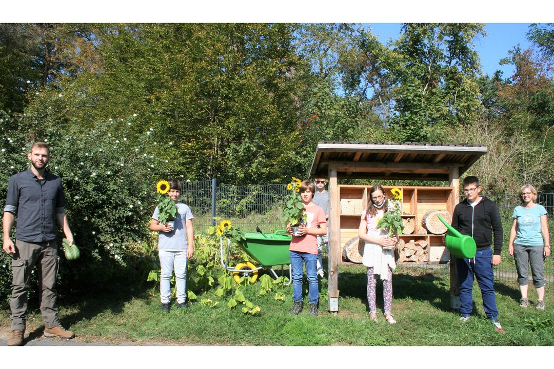 Gespannt auf das, was kommt: Die Schüler der Siegburger Gesamtschule beim Auftakt zum Projekt „Jetzt blüht euch was" mit den beiden Alexianer-Gartentherapeuten Katja Schubert und Lukas Wester Foto: Volk