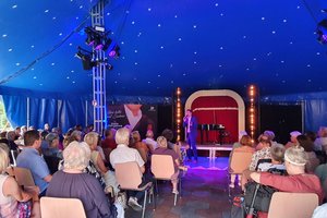 Unter blauem Zirkuszeltdach eine tolle Show geboten.
