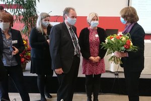 Oberbürgermeisterin Henriette Reker (r.) im Gespräch mit Ingrid Hilmes (M.), Geschäftsführerin der Kämpgen-Stiftung, und Peter Scharfe, Regionalgeschäftsführer der Alexianer Köln GmbH. Mit auf dem Foto: Silke Mertesacker (l.), Geschäftsführerin des Lebenshilfe Köln e. V., und Elke Feuster, Leiterin der Kölner Alexianer-Pflegeeinrichtungen  Foto: Volk