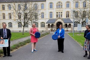 Spendenübergabe vor dem Hauptgebäude der Alexianer in Köln