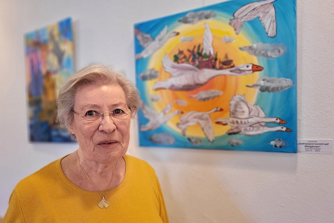 Die Künstlerin Ursula Aits vor ihren Bildern.